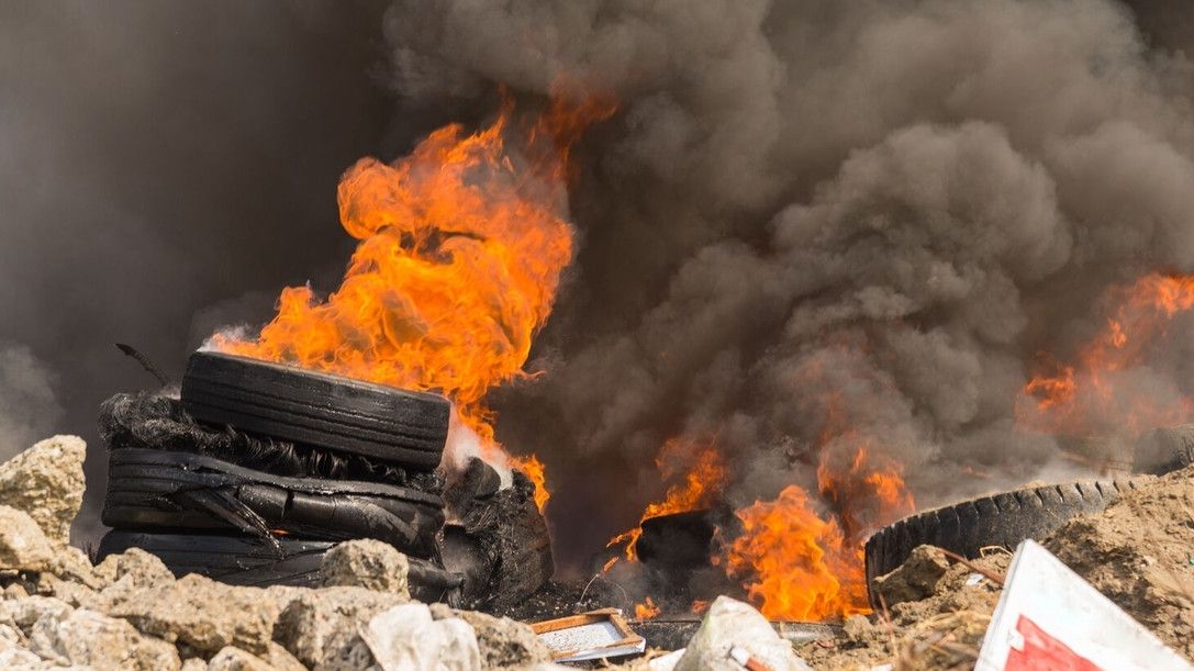 Rus při improvizované fireshow zasáhl ženu hořící pneumatikou